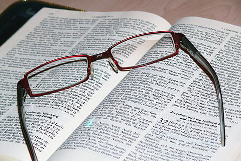rot, gerahmt, Brille, oben, Buch, Bibel, lesen, Studie, Bibliothek, Bücher, Seiten, Papier-, Literatur, lernen, Vers, Christentum, Briefe, Heilige Schrift, Buch der Bücher, Religion, Glauben, Christian, das heilige buch, Kreuz, Gott, heilig, Kirche, Spiritualität, Buchseiten, Gebet, Christus, Jesus, hoffen, beten, Himmel, Jesus Christus, taufen, Lesebrille, meditieren, Meditation, Veröffentlichung, Text, Nahansicht, Stillleben, Kommunikation, keine Leute, drinnen, Bildung, öffnen, westliche Schrift, Zeitung, transparent, Glas - Material, Sehvermögen, High Angle View, persönliches Accessoire, Brillen, 2K, CC0, gemeinfrei, lizenzfrei