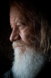 cara de hombre, blanco, barba, de cerca, mayor, cara, pelo, masculino, hombre, Bigote, persona, una persona, retrato, adulto mayor, adulto, adentro, fondo negro, disparo a la cabeza, mirando a otro lado, estilos de vida, mirando, tristeza, adulto maduro, vello facial, contemplación, vista lateral, grave, emoción, peinado, cara humana, depresión - tristeza, vista de perfil, 1080P, CC0, dominio público, libre de derechos