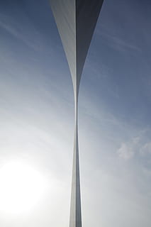 Senza titolo, foto, grigio, architettonico, costruzione, arco, monumento, struttura, cielo, blu, nessuno, architettura, giorno, all'aperto, scia di vapore, Inquadratura dal basso, struttura costruita, nuvola - cielo, natura, alto - alto, metallo, esterno dell'edificio, mezzi di trasporto, città, luce del sole, Torre, colonna architettonica, forma, lampione, 4K, CC0, dominio pubblico, privo di copyright