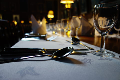 claro, Copa de vino, mesa, vajilla, comedor, vaso, cucharada, comida y bebida, negocio, beber, restaurante, refresco, utensilio para comer, tenedor, equipo doméstico, alcohol, vino, utensilio de cocina, adentro, material de vidrio, naturaleza muerta, cuchillo, nadie, ajuste, cuchillo de mesa, vino tinto, 5K, CC0, dominio público, libre de derechos