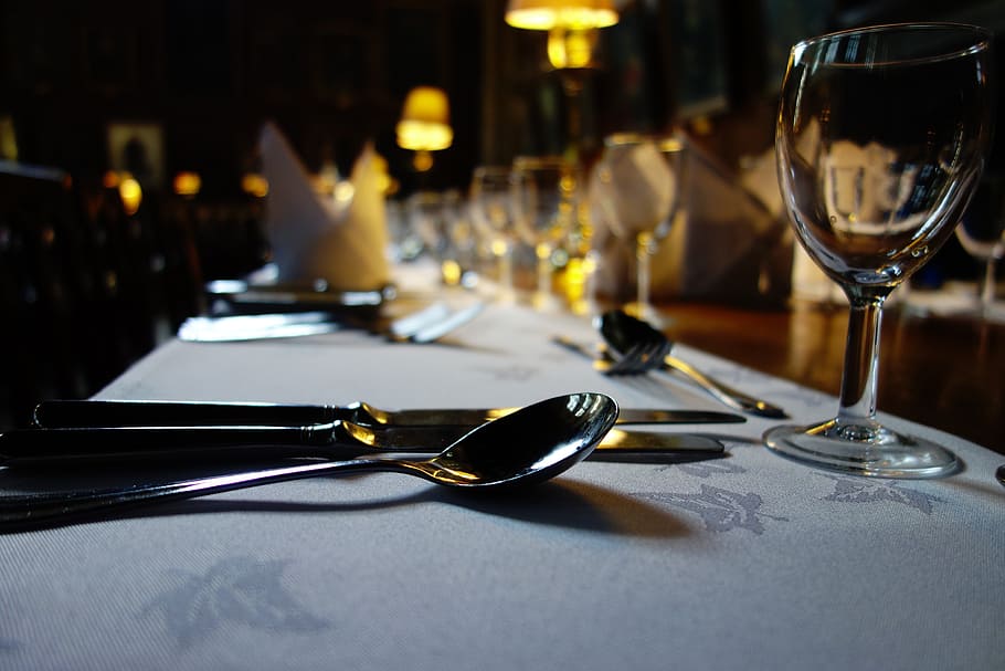 clar, Copa de vi, taula, vaixella, taula de menjador, tassa, cullerada, vidre, menjar i beguda, negocis, beure, restaurant, refresc, utensili per menjar, forquilla, equipament per a la llar, alcohol, vi, copa, estri de cuina, a l'interior, vidre - material, natura morta, ganivet, cap gent, configuració, ganivet de taula, vi negre, 5K