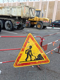 panel, arbejde, websted, transportmidler, industri, gul, dag, udendørs, ingen mennesker, vej, skilt, transportform, meddelelse, vejbygning, by, land køretøj, motor køretøj, symbol, advarselsskilt, høj vinkel visning, byggebranchen, menneskelig repræsentation, lastbil, kommercielt landkøretøj, 2K