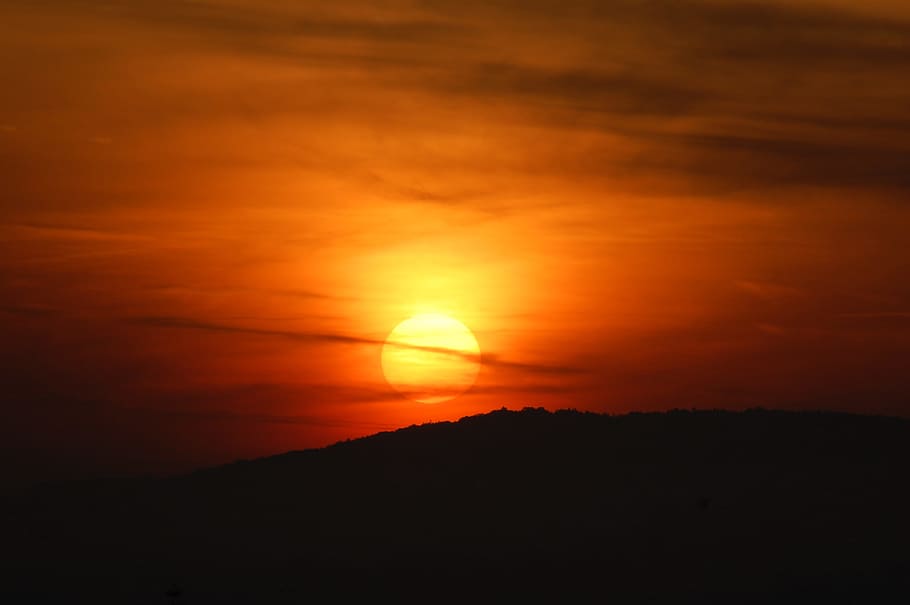 silhuet, bjerg, orange, solnedgang, jordformation, Foto, gylden time, sol, solopgang, Sky, himmel, natur, skumring, orange farve, sollys, sky - himmel, scenics, udendørs, sommer, skønhed i naturen, gul, cloudscape, baggrunde, daggry, landskab, solopgang - daggry, blå, vejr, rød, dramatisk himmel, scenics - natur, ro, rolig scene, idyllisk, ingen mennesker, ærefrygt, atmosfærisk humør, miljø, majestætisk, romantisk himmel, lyse, 2K