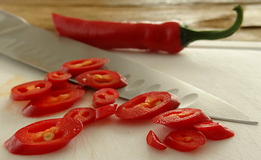 Peperoni, Schnitt, Messer, Scharf, rot, Essen und Trinken, Lebensmittel, Frische, drinnen, keine Leute, Gemüse, Nahansicht, Wohlbefinden, gesundes Essen, Scheibe, Gruppe von Objekten, Obst, Stillleben, Fokus auf den Vordergrund, High Angle View, Tabelle, Süßes Essen, Schneidbrett, Küche, Snack, 4K, CC0, gemeinfrei, lizenzfrei