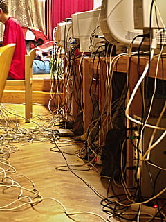 datorer, monitorer, kablar, konkurrens, teknologi, musik, låg sektion, stol, riktiga människor, män, inomhus, en person, kabel-, sittplats, stående, vuxen, musik instrument, musiker, praktiserande, konstnär, konstkultur och underhållning, Sammanträde, Utrustning, studio, skede, 1080P, CC0, offentligt domän, royaltyfria