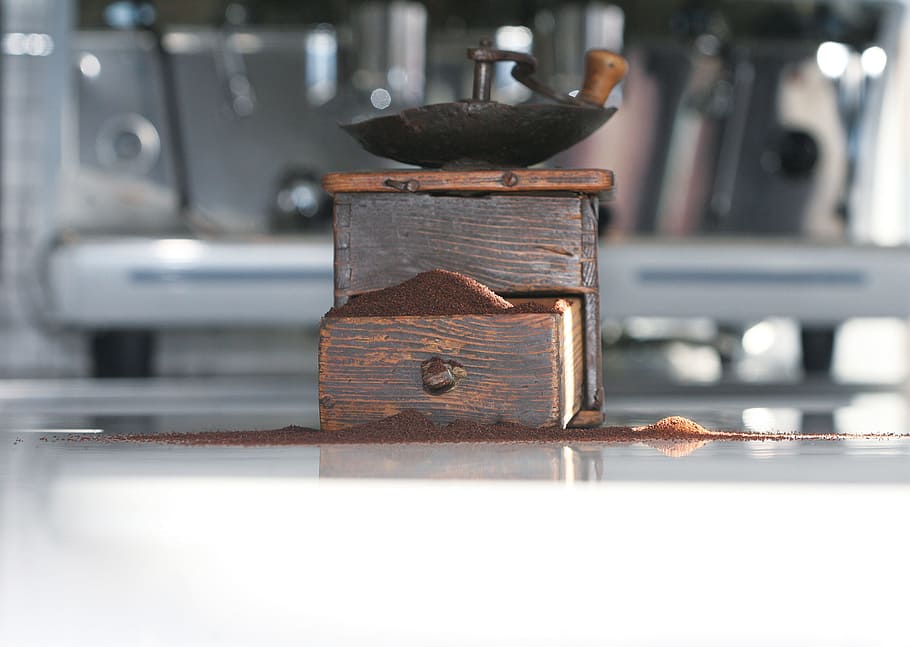 kaffekværn, jord, kaffe, maskineri, industri, udstyr, fabrik, metal, stål, fremstilling, indendørs, ingen mennesker, tæt på, dag, rusten, træ - materiale, stilleben, selektiv fokusering, gammel, fokus på forgrunden, retro stylet, Brun, apparat, kunstkultur og underholdning, køkken, sølvfarvet, 2K