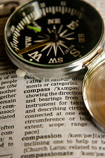 šedá, Černá, kompas, rezervovat, definice, slovo, slovník, text, stránka, papír, informace, data, inteligence, znalost, čtení, studie, učení se, směr, vedení, stálý život, nikdo, navigační kompas, uvnitř, sdělení, detail, vydání, přesnost, západní skript, selektivní zaměření, kov, stůl, cestovat, Dějiny, minulost, 1080P, CC0, veřejná doména, bez autorských práv
