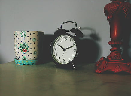 schwarz, Tischuhr, neben, Keramik, Vase, Wecker, braun, hölzern, Tabelle, Uhr, Zeit, Stunde, Minute, Jahrgang, Nachttisch, Blumentopf, Ziffer, Tasse, Blume, auf dem Tisch, Zuhause, drinnen, Stillleben, keine Leute, Nummer, Ziffernblatt, Wandbau - Funktion, Nahansicht, Antiquität, Muster, Retro-Stil, Studioaufnahme, Gruppe von Objekten, Richtigkeit, Frist, Blumenmuster, Minutenzeiger, 4K, CC0, gemeinfrei, lizenzfrei