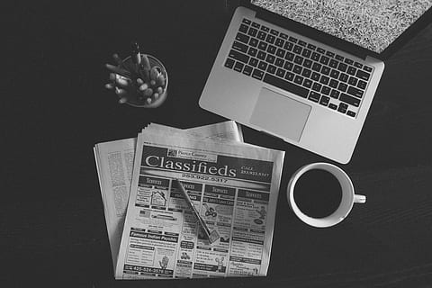 foto en escala de grises, ordenador portátil, junto a, blanco, cerámico, jarra, computadora, macbook, trabajo, periódico, café, oficina, tecnología, negocio, Internet, cuaderno, teclado, pantalla, moderno, portátil, negro, espacio, material de oficina, vaso, beber, comunicación, café - bebida, taza de café, mesa, comida y bebida, texto, vista de alto ángulo, adentro, refresco, tecnología inalámbrica, directamente arriba, nadie, fondo negro, 5K, CC0, dominio público, libre de derechos