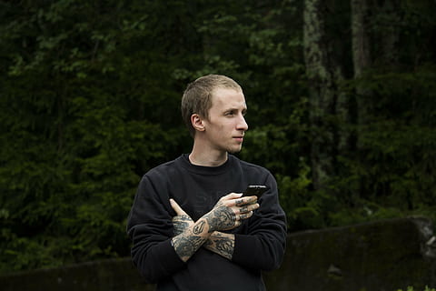 mies, musta, collegepaita, tatuointi, metsä, kaveri, henkilö, nuoret, viehättävä, kaunis, näkymä, poika, vakava, käsissä, yksi henkilö, elämäntavat, vapaa-ajan toiminta, puu, oikeita ihmisiä, nuori aikuinen, arkinen vaatetus, nuoret miehet, miehet, päivä, kasvi, näköinen, edestä, vyötäröstä ylöspäin, pysyvä, maa, keskittyä etualalle, ulkona, 4K, CC0, public domain, rojaltivapaa