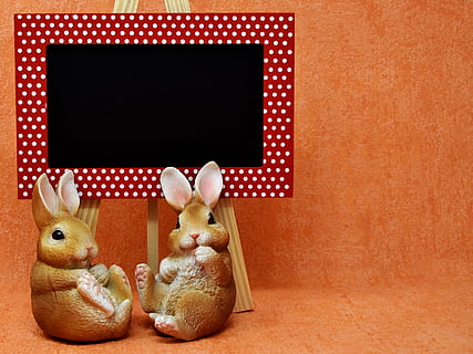 foto, dos, marrón, conejito, junto a, caballete, tablero, Pascua de Resurrección, conejo de Pascua, primavera, figura, decoración de pascua, Felices Pascuas, tarjeta de felicitación, texto dom, linda, decoraciones de mesa, figuras de pascua, figuras, vacaciones, celebracion, representación, representación animal, animal, decoración, adentro, conejo - animal, evento festivo, nadie, mamífero, temas de animales, naturaleza muerta, juguete, peluche, evento, 4K, CC0, dominio público, libre de derechos