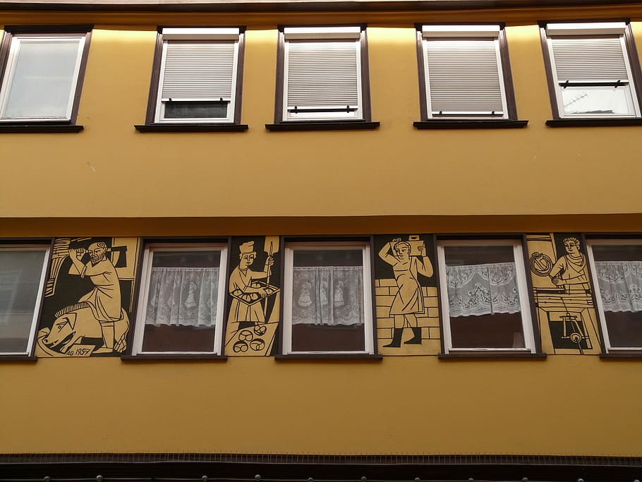 façana, pintura de façana, casa, finestra, hauswand, façana de la casa, història de la ciutat, reutlingen, forner, carnisser, arquitectura, estructura construïda, exterior de l'edifici, vista d’angle baix, edifici, cap gent, barri residencial, funció de construcció de parets, dia, ciutat, groc, balcó, a l'aire lliure, patró, marc complet, fons, disseny, 2K