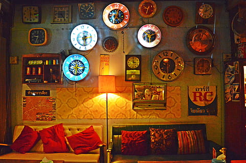 zwei, unbesetzt, Ledersofa, Zimmer, Wanduhr viel, Wand, Uhr, Rahmen, Beleuchtung, Couch, Kissen, Innere, Design, keine Leute, drinnen, die Architektur, Abwesenheit, beleuchtet, Lichtanlage, hängend, rot, Kunst und Handwerk, Wandbau - Funktion, Wahl, Variation, Fenster, Möbel, Kreativität, gemälde, Geschichte, große gruppe von gegenständen, 5K, CC0, gemeinfrei, lizenzfrei