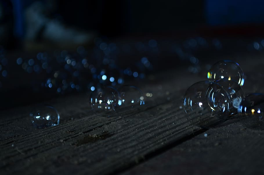 pissarra, bombolla, bombolles, sabó, pis, hotspot, transparent, brillant, superfície, primer pla, llum, foscor, ombra, tirar, líquid, resum, fons, humit, aigua, blau, naturalesa, gota de pluja, pluja, reflexió, macro, nit, a l'aire lliure, cap gent, il·luminat, Canvi de inclinació, temes d'animals, enfocament selectiu, material de fusta, a l'interior, marbres, taula, natura morta, patró, vidre - material, fosc, gran grup d'objectes, vida nocturna, 2K