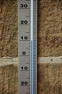 teploměr, teplota, stupnice, teplota, stupnice, zobrazení teploty, deset, 10, nástroj měření, přesnost, pravítko, číslo, měření, nikdo, detail, uvnitř, nástěnný prvek, teplota - teplota, den, Příroda, dřevo - materiál, stůl, stálý život, jeden objekt, 1080P, CC0, veřejná doména, bez autorských práv