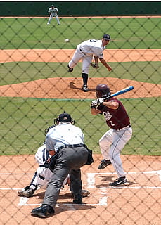 baseball, baseballista, dzban, łapacz, gra, piłka, sport, mundur, nietoperz, zespół, atletyczny, pole, sportowiec, zawody, akcja, rzucać, smoła, rzucanie, kopiec dzbanka, rzadkie ciasto, rozjemca, Szkoła Wyższa, hitter, męski, baseball - sport, pełna długość, Grupa ludzi, prawdziwi ludzie, na stojąco, mężczyźni, mundur baseballowy, kask, ludzie, nakrycia głowy, mundur sportowy, dzień, bezpieczeństwo, odzież, Natura, kask baseballowy, kask sportowy, mecz - sport, 1080P, CC0, domena publiczna, darmowe zdjęcia