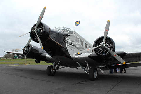 fly, Junkers, propel, maskine, flyvende, tysk, gammel, flyvningen, himmel, lufthavn, cockpit, vinge, flyve, tante ju, ju, tante, luftfartøj, militær, militære flyvemaskine, kampfly, luftfartsindustrien, transportmidler, transportform, stationær, lufthavn bane, dag, ingen mennesker, hær, luftvåben, motor, natur, 5K, CC0, offentligt domæne, royaltyfrie