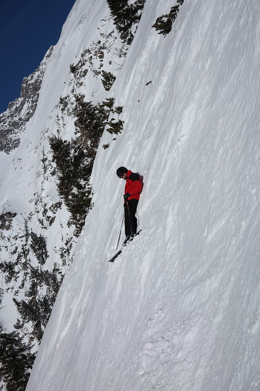 persona che scia, giorno, pista di decollo, ripido, pendenza, estremamente, pericoloso, critico, rischio, avventura, sci fuori pista, sciare, sciatore, area sciistica, arlberg, inverno, montagne, vette, invernale, la neve, sport, montagna, all'aperto, sport estremi, persone, natura, uomini, azione, vacanze, attività, escursioni a piedi, solo un uomo, temperatura fredda, attività di svago, una persona, scenics - natura, sport invernali, bellezza nella natura, Colore bianco, vacanza, viaggio, stili di vita, catena montuosa, montagna innevata, la libertà, Abbigliamento da sci, abilità, vestiti caldi, 5K
