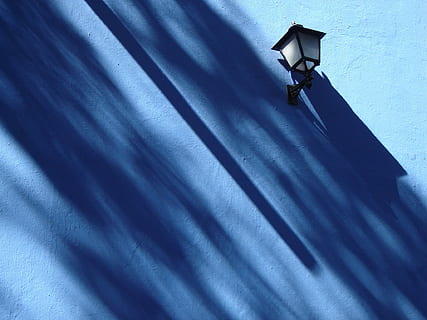 blu, lanterna, Casa, nessuno, in casa, tessile, avvicinamento, ombra, tecnologia, vista dall'alto, giorno, sfondi, fotogramma intero, fatto dall'uomo, sicurezza, luce, luce del sole, Oggetto creato dall'uomo, attrezzatura per l'illuminazione, tenda, letto, lampada elettrica, 1080P, CC0, dominio pubblico, privo di copyright