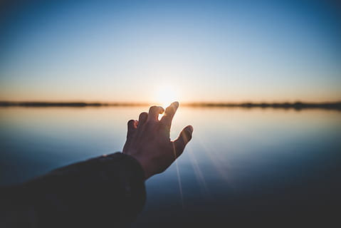 photographie de paysage, la personne, main, de face, Soleil, la gauche, Humain, jour, espérer, atteindre, aventure, le coucher du soleil, lever du soleil, la nature, en plein air, eau, une personne, personnes, Lac, mer, lumière du soleil, scène tranquille, ciel, main humaine, Hommes, été, adulte, relaxation, rétro-éclairé, liberté, lever du soleil - aube, crépuscule, partie du corps humain, réflexion, tranquillité, paysages - nature, beauté dans la nature, partie du corps, doigt, 5K, CC0, domaine public, libre de droits