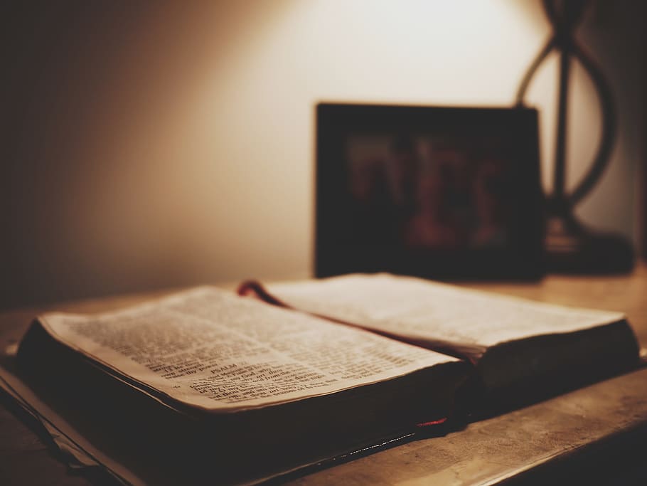 negre, blanc, llibre, marró, fusta, taula, bíblia, Escriptura, llibre obert, Bíblia oberta, cristianisme, cristià, religió, Déu, jesús, Sant, espiritualitat, Crist, catòlic, fe, espiritual, religiós, a l'interior, cap gent, natura morta, tecnologia, publicació, centrar-se en primer pla, comunicació, primer pla, interior de casa, absència, tecnologia sense fils, material de fusta, paper, connexió, menjar i beguda, escriptori, educació, 4K