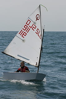 buriavimas, optimistas, ioda, saulė, jūros, plaukti, jūrinė, valtis, vėjas, burlaivis, jūrininkas, Sportas, banga, varzybos, jauni, vanduo, laivas, realūs žmonės, transportavimas, dangus, transporto būdas, horizontas virš vandens, Laisvalaikio veikla, horizonto, pobūdį, gyvenimo būdą, judėjimas, krantinė, tekstą, dieną, vyrai, vienas asmuo, lauke, 4K, CC0, Viešasis domenas, nemokamai