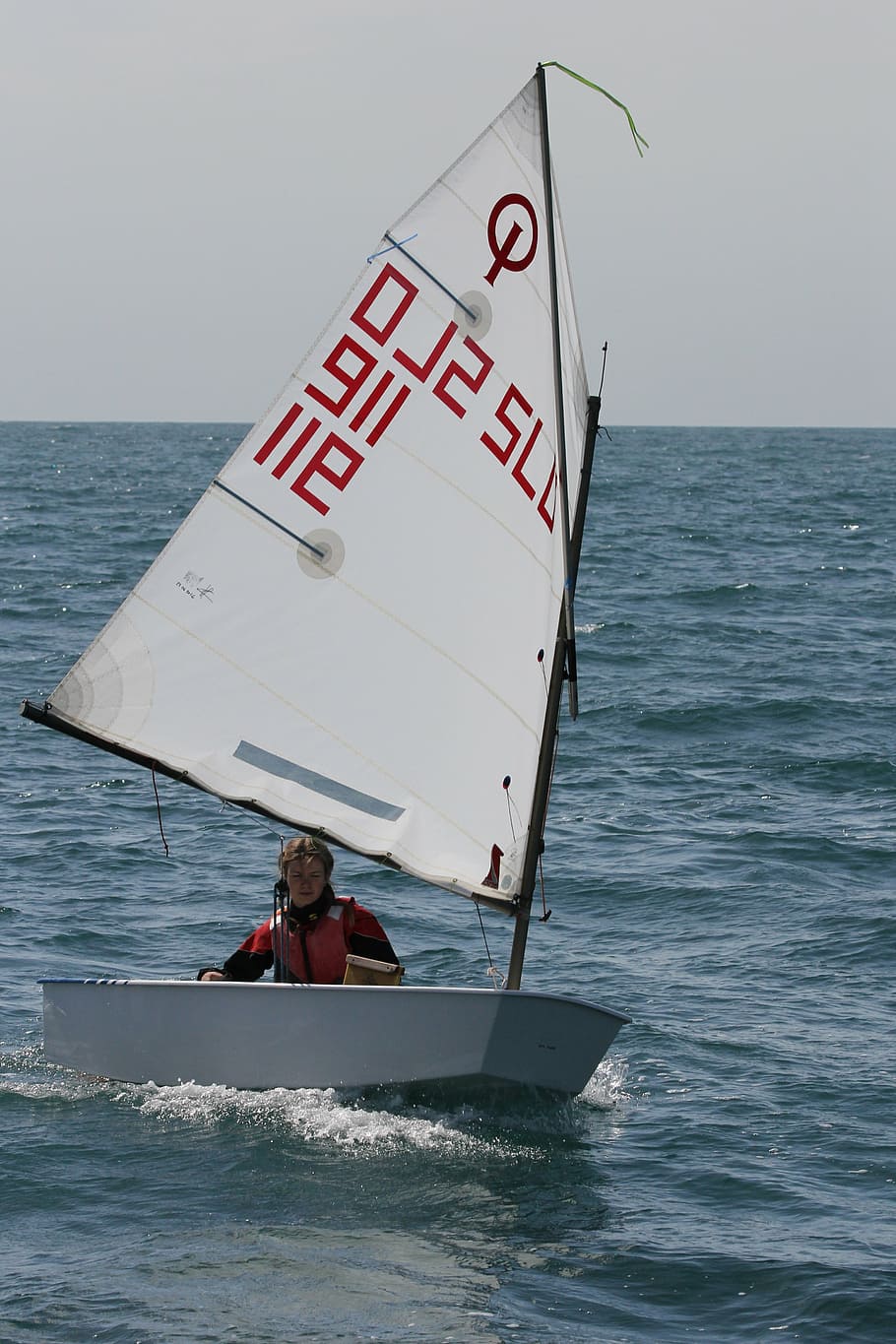 vela, optimista, ioda, sol, mar, navegar, nàutica, vaixell, vent, veler, mariner, esport, onada, competició, jove, aigua, vaixell nàutic, persones reals, transport, cel, manera de transport, horitzó sobre l’aigua, activitat d'oci, horitzó, naturalesa, estils de vida, moviment, davant del mar, text, dia, homes, una persona, a l'aire lliure, 4K