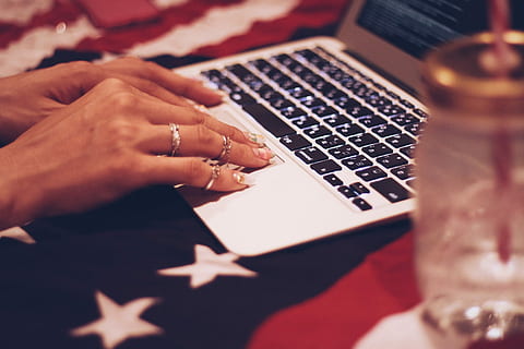 Personenfinger, berühren, Laptop, Person, Finger berühren, Computer, Technologie, Internet, menschliche Hand, Tippen, Menschen, kabellose Technologie, eine Person, Arbeiten, Erwachsene, Kommunikation, Geschäft, Computer Tastatur, drinnen, mit laptop, Männer, Nahansicht, menschliches Körperteil, Hand, Frau, Schmuck, Ring, echte Menschen, Körperteil, High Angle View, Finger, menschlicher Finger, Tastatur, 1080P, CC0, gemeinfrei, lizenzfrei
