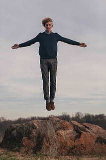hoppe fotografering mann, lang, ermeskjorte, grå, bukser, hoppeskudd, fotografering, Mann, ermene, skjorte, utendørs, én person, mennesker, menn, natur, hopping, himmel, voksen, frihet, kaukasisk etnisitet, livsstil, ung voksen, moro, handling, menneskelig arm, lem, armer hevet, menneskelig kroppsdel, bare en mann, armene utstrakte, full lengde, uformelt antrekk, unge menn, ekte folk, fritidsaktivitet, portrett, i lufta, forfra, rock-objekt, stein, ser på kameraet, fast, begeistring, 5K, CC0, offentlig domene, opphavsrett gratis
