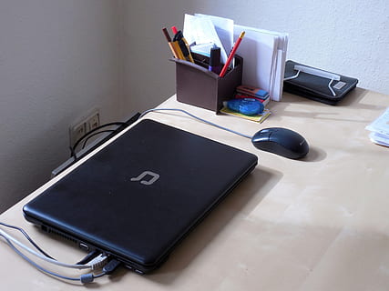 il computer portatile, ufficio, computer, posto di lavoro, attività commerciale, professione, lavoro, scrivania, in casa, natura morta, tavolo, nessuno, tecnologia, vista dall'alto, connessione, tecnologia wireless, documento, comunicazione, carta, colore nero, libro, pubblicazione, pila, attrezzatura informatica, Borsa, lavoro d'ufficio, 2K, CC0, dominio pubblico, privo di copyright