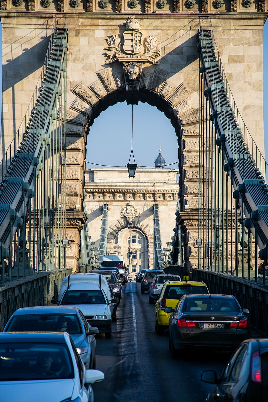 ponte, budapest, architettura, fiume, Ungheria, Danubio, costruzione, Luoghi di interesse, struttura d'acciaio, ponte a sbalzo, posto famoso, auto, scena urbana, strada, traffico, viaggio, città, struttura costruita, mezzi di trasporto, veicolo a motore, modo di trasporto, arco, veicolo terrestre, ponte - struttura fatta dall'uomo, connessione, esterno dell'edificio, giorno, destinazioni di viaggio, la strada davanti, movimento, natura, all'aperto, nessuno, 4K