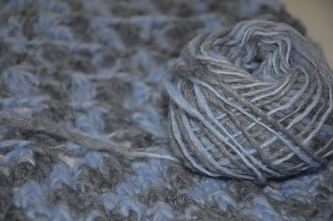 tejido de punto, Hobby, enredo, lana, azul, modelo, ocio, costura, textil, arte, de cerca, Arte y artesanía, material, creatividad, bola de lana, adentro, naturaleza muerta, gris, aguja de tejer, blandura, antecedentes, día, enfoque selectivo, fotograma completo, ropa de abrigo, 4K, CC0, dominio público, libre de derechos