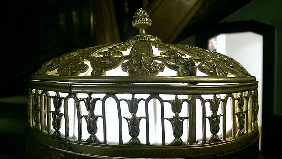 lampu, secara historis, tua, ringan, tua, cahaya, suasana, logam, tidak ada orang, perjalanan, liburan, dalam ruangan, kemewahan, merapatkan, fokus pada latar depan, berwarna emas, diterangi, kekayaan, berkilau, Arsitektur, struktur yang dibangun, hiasan, objek tunggal, hari, wadah, peralatan penerangan, pola, 2K, CC0, domain publik, bebas royalti