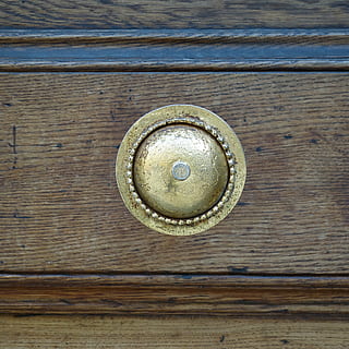 apropriado, porta, bronze, brilhante, metal, madeira, velho, madeira - material, ninguém, forma, círculo, fechar-se, forma geométrica, quadro completo, Entrada, texturizado, padronizar, origens, desenhar, botão, dia, dentro de casa, maçaneta, mesa, Antiguidade, grão de madeira, ornamentado, 2K, CC0, domínio público, royalty free