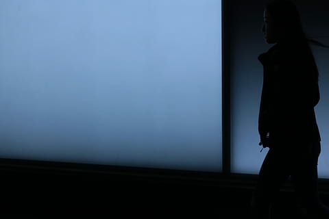 Schattenbildfoto, Frau, suchen, Weiß, Oberfläche, Gehen, dunkel, Bereich, Hände, Jacke, Wand, Schatten, Silhouette, weich, Leerstelle, Mädchen, Licht, eine Person, Stehen, Seitenansicht, drinnen, Lebensstile, echte Menschen, Erwachsene, kopieren sie platz, Wandbau - Funktion, Nacht-, Dreiviertel Länge, menschliches Körperteil, Freizeitbeschäftigung, Blau, Himmel, die Architektur, Profilansicht, Betrachtung, 4K, CC0, gemeinfrei, lizenzfrei