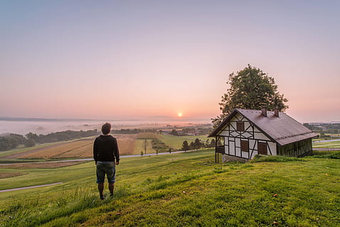 person, hus, dagtimerne, grøn, græs, felter, landdistrikterne, landskabet, by, landsby, himmel, solnedgang, fyr, mand, mennesker, udendørs, bagfra, plante, jord, skønhed i naturen, scenics - natur, en person, natur, fuld længde, rigtige mennesker, landskab, Mark, herrer, miljø, livsstil, bygget struktur, arkitektur, 5K, CC0, offentligt domæne, royaltyfrie