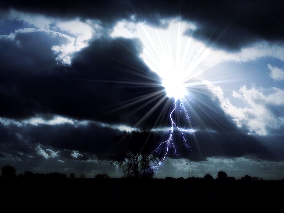 fotografia de silueta, arbre, llampec, núvols de cúmuls, cel, tempesta, paisatge, flaix, sol, endavant, blau, blanc, místic, núvols, humor, núvol - cel, silueta, raig de sol, bellesa a la natura, naturalesa, escenics - natura, llum solar, medi ambient, cel dramàtic, llum - fenomen natural, a l'aire lliure, terra, cap gent, llamps, fosc, brillant, poder a la natura, lluminós, 2K