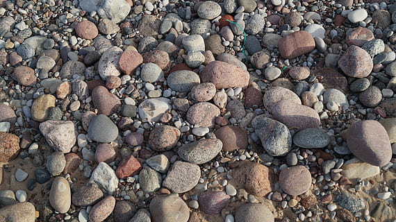 roci, mare, textură, model, apă, natură, obiect de piatră, solid, stâncă, cadru complet, prundiș, piatră, fundaluri, grup mare de obiecte, obiect de rocă, plajă, abundenţă, texturată, zi, teren, nici o persoana, vedere în unghi mare, în aer liber, direct deasupra, 5K, CC0, domeniu public, fără drepturi de autor