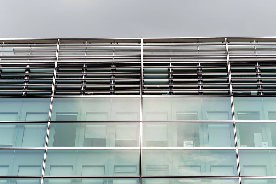 arquitectura, edifici, ciutat, construcció, contemporani, expressió, futurista, geomètric, vidre, modern, oficina, perspectiva, reflexió, acer, tecnologia, urbà, finestra, finestres, exterior de l'edifici, estructura construïda, vidre - material, cap gent, vista d’angle baix, exterior d’edifici d’oficines, dia, a l'aire lliure, patró, marc complet, naturalesa, cel, 4K