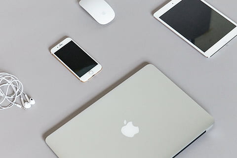 empat, produk brad apel, Abu-abu, permukaan, emas, iphone, apel, sihir, mouse, putih, ipad, perak, macbook, laptop, komputer, ponsel, smartphone, telepon selular, tablet, teknologi, benda, headphone, earbud, kantor, meja tulis, bisnis, kerja, tidak ada orang, tembakan studio, merapatkan, hari, komunikasi, ponsel pintar, perangkat informasi portabel, teknologi nirkabel, telepon genggam, koneksi, dalam ruangan, warna putih, meja, portabilitas, pesan teks, kenyamanan, tablet digital, 2K, CC0, domain publik, bebas royalti