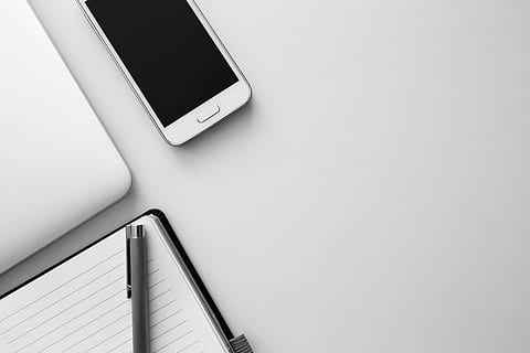 stříbrný android smartphone, bílý, prkno, chytrý telefon, mobilní, pohybliví, notebook, poznámkový blok, pero, laptop, počítač, technologie, Černý a bílý, podnikání, bezdrátové technologie, sdělení, kopie prostor, spojení, nikdo, uvnitř, mobilní telefon, přenosné informační zařízení, studio shot, detail, přímo nad, bílé pozadí, vysoký úhel pohledu, bílá barva, stálý život, obrazovka, jeden objekt, moderní, prázdný, stříbrné barvy, 5K, CC0, veřejná doména, bez autorských práv