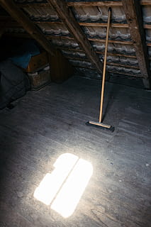 Attico, scopa, concetti e idee, oggetti, in casa, nessuno, vecchio, interno di casa, legno - materiale, cantina, giorno, luce del sole, vista dall'alto, architettura, natura, pavimentazione, ombra, struttura costruita, stanza domestica, assenza, natura morta, legna, metallo, avvicinamento, Casa, 4K, CC0, dominio pubblico, privo di copyright