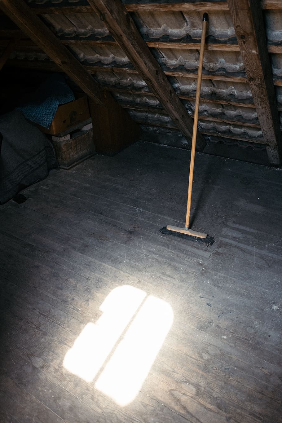 Attico, scopa, concetti e idee, oggetti, in casa, nessuno, vecchio, interno di casa, legno - materiale, cantina, giorno, luce del sole, vista dall'alto, architettura, natura, pavimentazione, ombra, struttura costruita, stanza domestica, assenza, natura morta, legna, metallo, avvicinamento, Casa, 4K