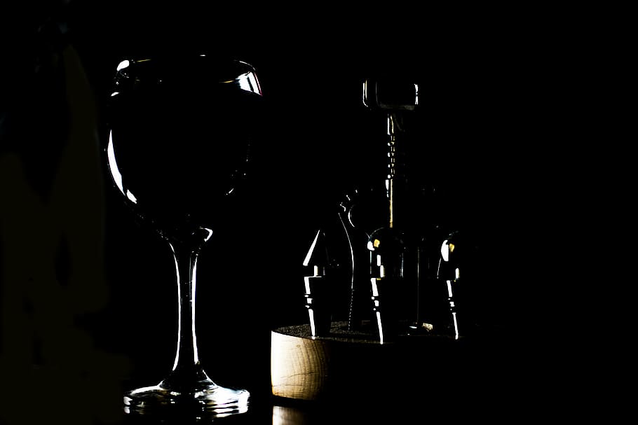 Copa de vi, taps de vi, negre, fons, vi, tassa, vermell, llevataps, vi rosat, tast de vi, dins de la tassa, vidre, transparent, alcohol, refresc, beure, menjar i beguda, a l'interior, cap gent, natura morta, ampolla, tir de l'estudi, ampolla de vi, primer pla, vidre - material, copa, frescor, equipament per a la llar, fons negre, vi negre, fosc, 4K