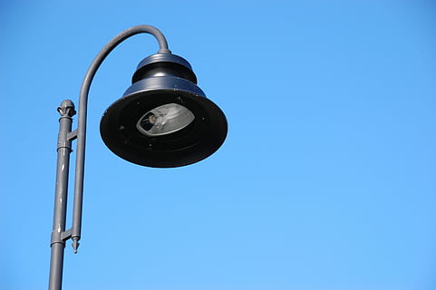 overskyet, lanterne, lys, belysning, blå, lynudstyr, gammeldags, udendørs, parkere, gangbro, himmel, gade, gadebelysning, skyfri himmel, kopiere plads, ingen mennesker, lav vinkel visning, belysningsudstyr, teknologi, metal, dag, natur, elektricitet, sollys, tæt på, forbindelse, elektrisk udstyr, elektrisk lampe, Strømforsyning, 2K, CC0, offentligt domæne, royaltyfrie