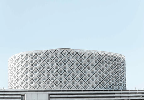 foto, blanc, edifici, rodó, gris, concret, clar, cel, arquitectura, cercle, blau, minimalisme, mínim, sostre, textura, rajola, exterior, disseny, modern, netejar, resum, estructura construïda, exterior de l'edifici, cel clar, cap gent, naturalesa, dia, vista d’angle baix, ciutat, metall, còpia espai, a l'aire lliure, patró, característica arquitectònica, secció alta, llum solar, exterior d’edifici d’oficines, aliatge, acer, gratacels, color plata, 4K, CC0, domini públic, lliure de regalies