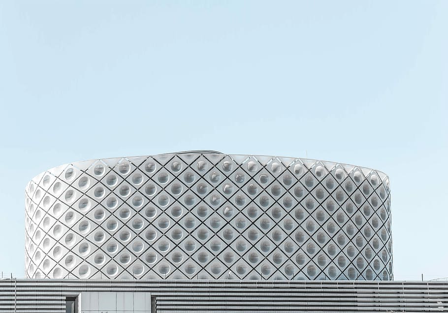 foto, blanc, edifici, rodó, gris, concret, clar, cel, arquitectura, cercle, blau, minimalisme, mínim, sostre, textura, rajola, exterior, disseny, modern, netejar, resum, estructura construïda, exterior de l'edifici, cel clar, cap gent, naturalesa, dia, vista d’angle baix, ciutat, metall, còpia espai, a l'aire lliure, patró, característica arquitectònica, secció alta, llum solar, exterior d’edifici d’oficines, aliatge, acer, gratacels, color plata, 4K