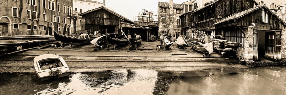 fotografia en escala de grisos, moll, edifici, drassana, construcció naval, arrencada, gòndoles, Venècia, reparació, vell, sèpia, nostàlgia, canal, blanc i negre, panorama, banner, flyers, aigua, arquitectura, exterior de l'edifici, transport, estructura construïda, manera de transport, vaixell nàutic, reflexió, ciutat, naturalesa, dia, animal, cap gent, humit, fauna animal, destinacions de viatge, barri residencial, a l'aire lliure, pluja, góndola - vaixell tradicional, 5K