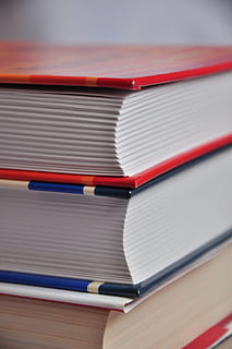 livres, livre, empiler, publication, éducation, à l'intérieur, personne, grand groupe d'objets, fermer, nature morte, Littérature, apprentissage, sagesse, livre à couverture rigide, vue grand angle, papier, fichier, intelligence, organisation, mise au point sélective, cahier de texte, 2K, CC0, domaine public, libre de droits