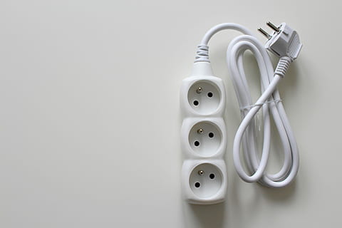weiße Steckdosenleiste, Steckdose, Kabel, Stromleitung, Elektrizität, Energie, Linie, aktuell, Stecker, Stromkabel, Netzteil, Verbindung, verbinden, elektrik, elektrischer Strom, Vorsicht, elektrisch, sparen, Umgebung, Verbrauch, Hochspannung, Effizienz, Design, Aufladekabel, Studioaufnahme, keine Leute, drinnen, weißer Hintergrund, Nahansicht, Tag, kopieren sie platz, grau, Kraftstoff- und Stromerzeugung, Gruppe von Objekten, weiße Farbe, grauer Hintergrund, Stillleben, ausgeschnitten, Metall, Technologie, High Angle View, Gruppe, Wahl, Geometrische Figur, silberfarben, 4K, CC0, gemeinfrei, lizenzfrei